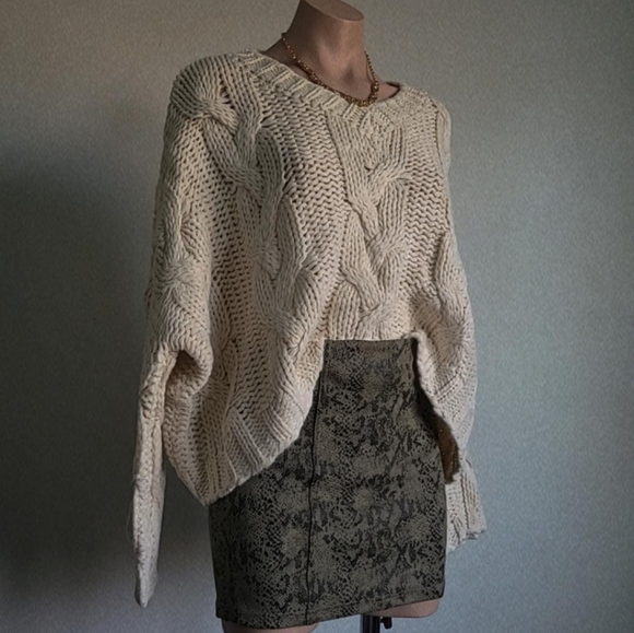 🆕️Holiday Collection// Beige crop Sweater - Picture 3 of 3